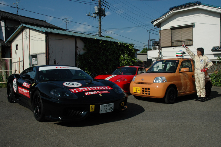 かつて所有していたオレンジ色の「ダイハツ・エッセECO」の5段MT車（写真右）。4カ月落ち中古車で、購入価格は45万円であった。“みかんちゃん”と名づけ、日常の足として活躍した。