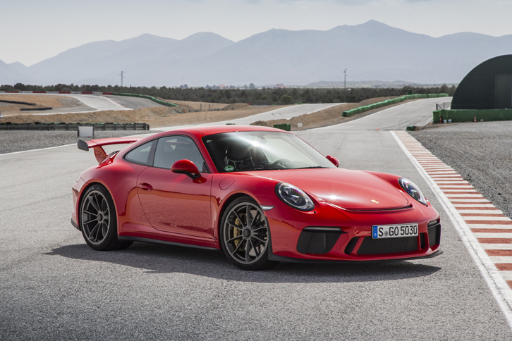 自然吸気の4リッターフラット6が引き出す「ポルシェ911 GT3」の最高出力は500ps。組み合わされる6段MTを駆使しながら、スペイン南部のサーキットを走った。（photo：ポルシェ）