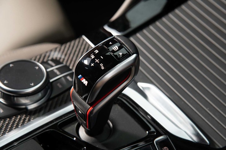 セレクターレバーの先端にはシフトスケジュールの特性を変えられる「ドライブロジック」の操作ボタンがレイアウトされる。最もハードなモードにすると、街乗りでも4000rpm以上まで引っ張るようになる。