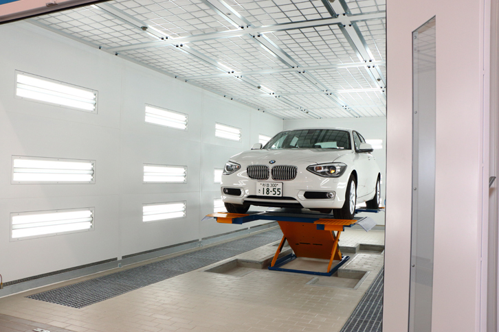 塗装ブースはリフトを完備。車両を持ち上げることで、ボディー下部の塗装作業を効果的に行う。