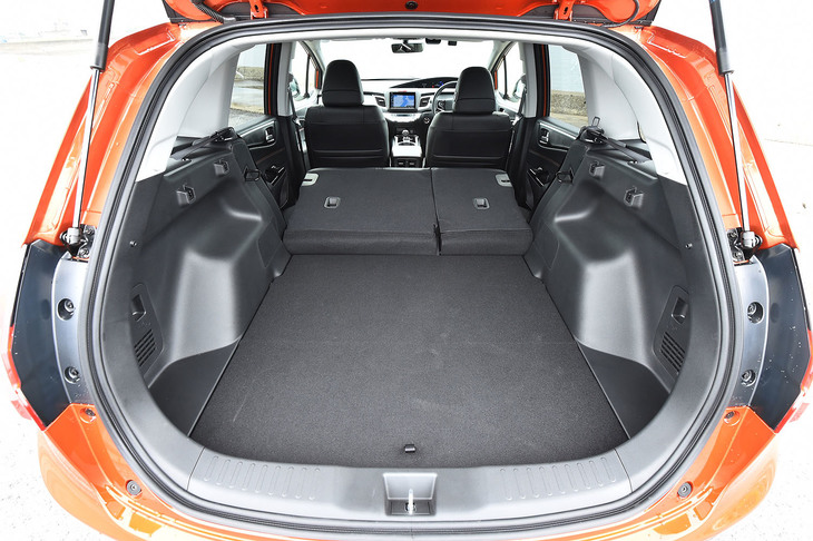 後席の背もたれを倒し、荷室空間を最大にした状態。床面のうち後席からなる部分は、完全にはフラットにならない。