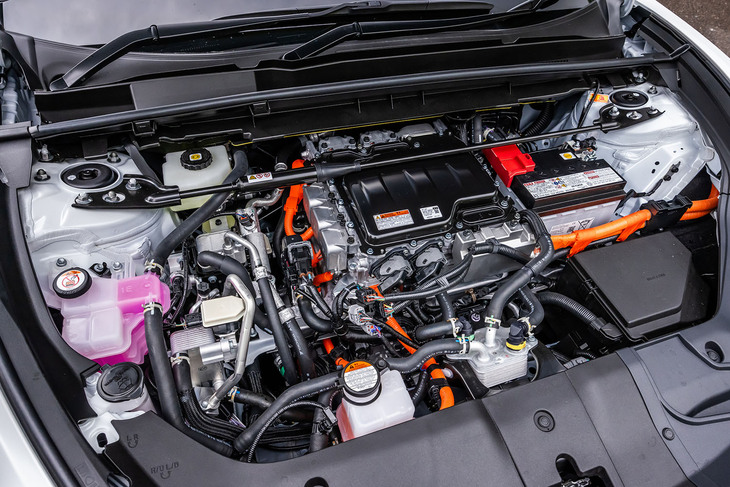 パワートレインはベースとなった「RZ450e」と同じ。フロントアクスルに最高出力204PSのモーターを、リアアクスルに同109PSのモーターを配置し、システム最高出力313PSを発生する。