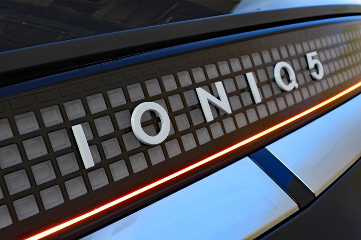 ヒョンデ・アイオニック5（「IONIQ 5」ロゴ）