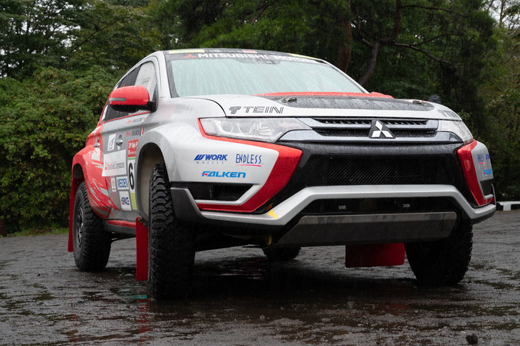 会場には、増岡氏が2015年のバハ・ポルタグレでステアリングを握った「アウトランダーPHEV TE仕様」も展示されていた。