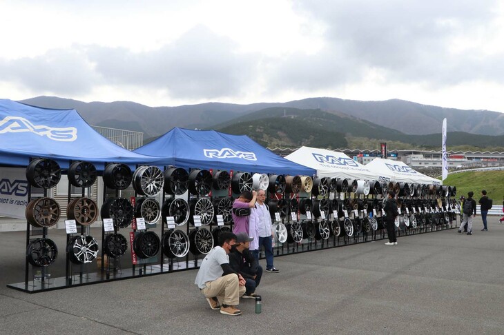 会場には93本ものレイズホイールが展示された。