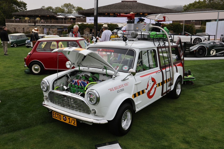 「Miniクーパー」およびすべての「Mini」も2022年イベントのフィーチャーカーとして会場に登場。写真は1969年の「オースチンMiniカントリーマン」で、映画『ゴーストバスターズ』のロゴやさまざまな幽霊退治用の装置でカスタマイズされていた。