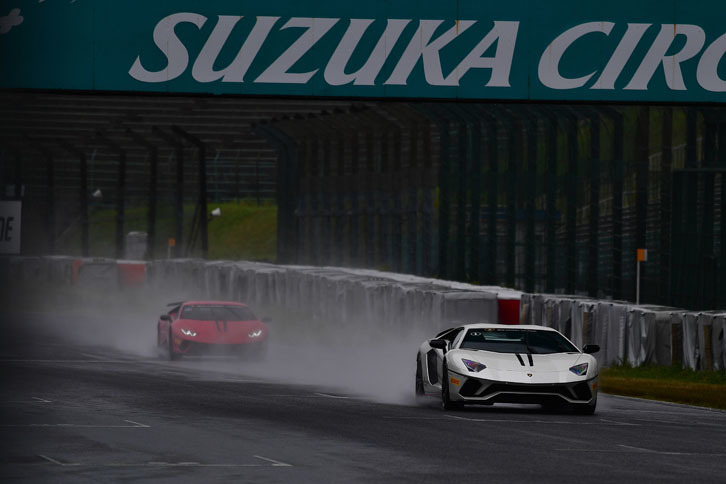 ノーズのデザインが改められ、フロントのダウンフォースとラジエーターの冷却性能が同時に強化された。