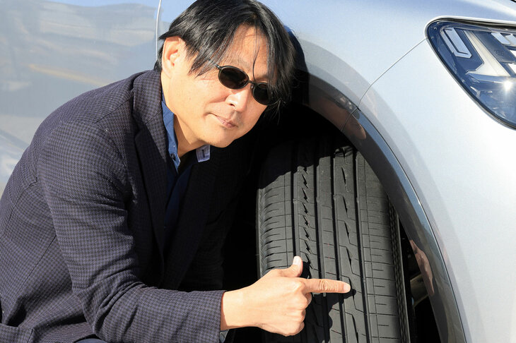 鈴木氏が指さす細長い“穴”に注目。「アレンザLX100」のトレッド面には、グルーブと細い溝でつながった「消音器」と呼ばれる穴があけられている。グルーブで発生するノイズを、これで打ち消すのだ。