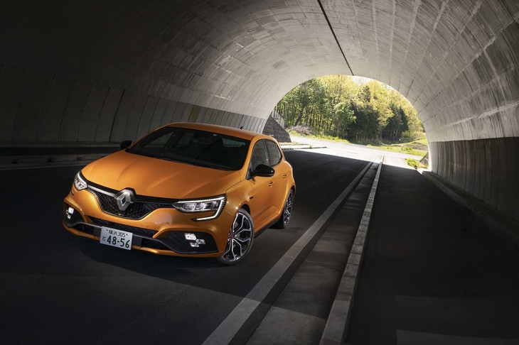 ストップ＆ゴー機能付きのアダプティブクルーズコントロールや歩行者検知機能付きの衝突被害軽減ブレーキが備わるなど、マイナーチェンジでは、運転支援システムの充実も図られた。