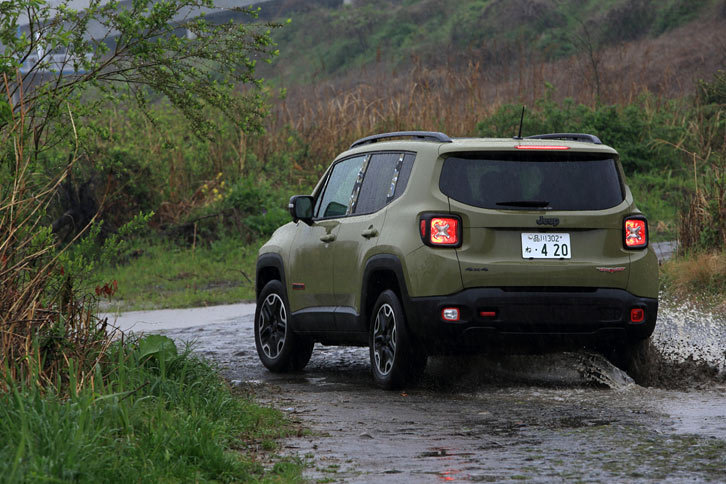 大雨の中、悪路を行く「トレイルホーク」。最低地上高は200mm。他のグレードよりも30mm高められている。