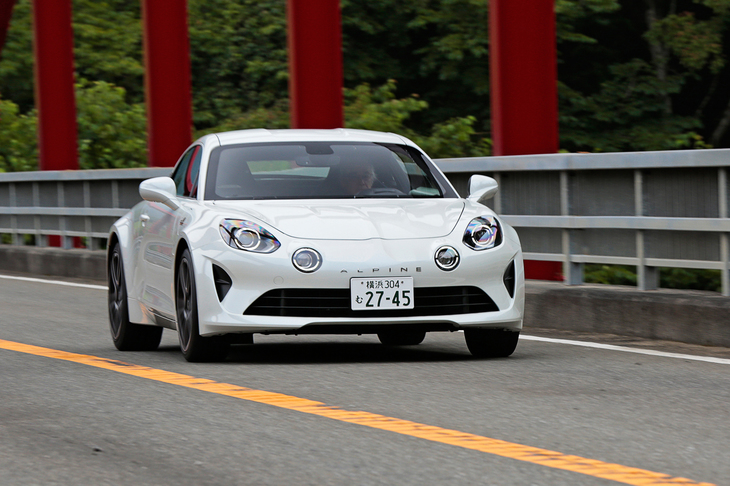 日本ではまず、新型「アルピーヌA110」の導入記念モデル「プルミエールエディション」が50台限定で発売された。2018年9月には通常のカタログモデルがデビューする。