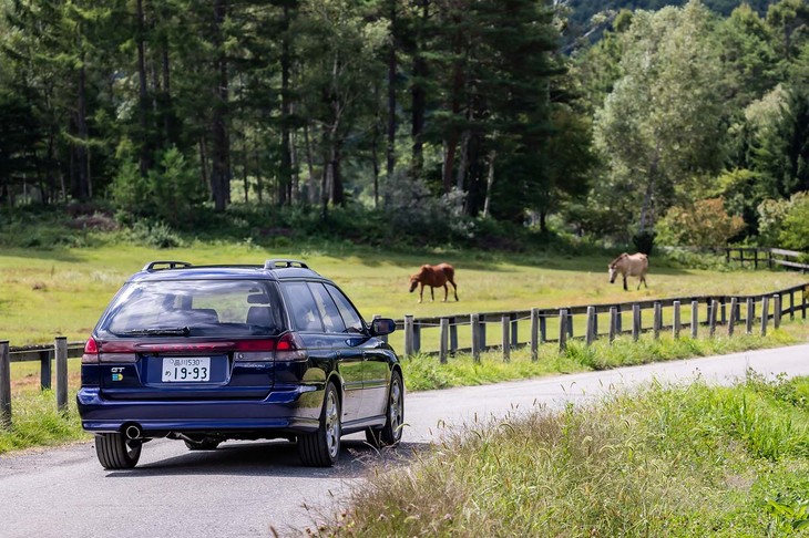 「レガシィ ツーリングワゴンGT-B」は2リッター水平対向4気筒ターボエンジンを搭載。5段MT車で280PS、4段AT車で260PSの最高出力を発生した。
