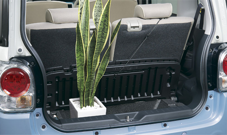 車体後部の荷室の様子。デッキボードを跳ね上げて固定すれば、「大容量深底ラゲージアンダーボックス」に背の高い荷物を収納できる。