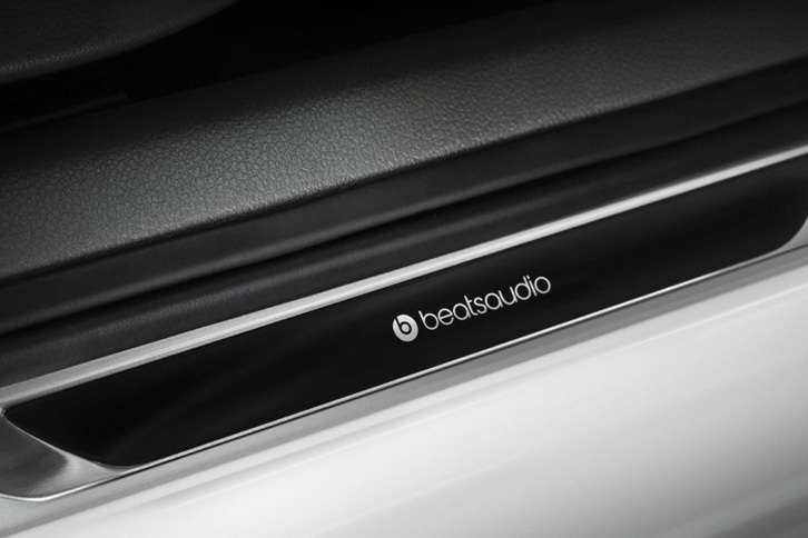 ドアシルプレートにも「beatsaudio」のロゴが添えられる。