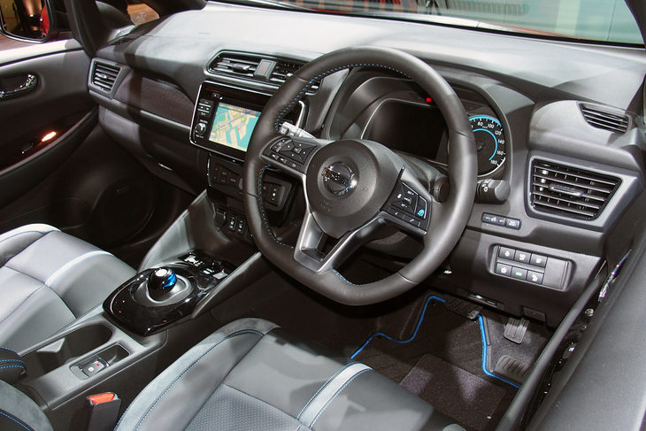 「リーフe+」のインストゥルメントパネル。