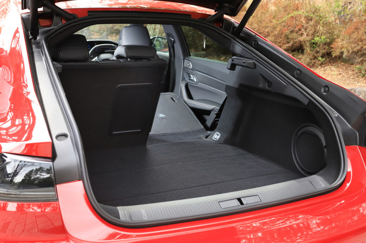 後席の背もたれをすべて倒すと、荷室容量を1537リッター（欧州仕様値）にまで拡大することができる。テールゲートは、ハンズフリー電動式で、足をバンパー下にかざすだけで開閉が行える。