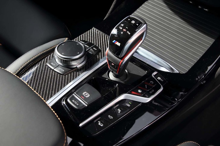 トランスミッションはMドライブロジック付きの8段AT。シフトノブに備わるボタンでシフトスピードを変えられる。