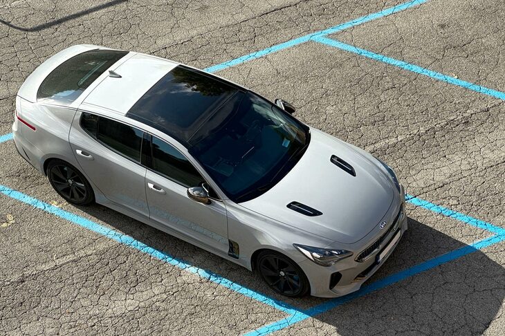 ルーマニアのナンバープレートを付けたキアのフラッグシップ「スティンガー」。イタリアでは販売が振るわず、2020年をもって輸入が終わっている。シエナの公共駐車場で2023年8月6日撮影。