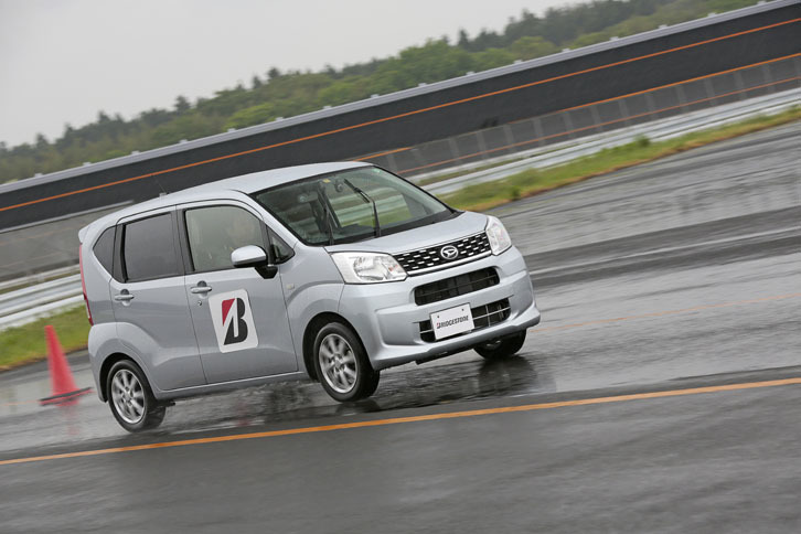 ホイールバランスを崩したタイヤの試乗は「ダイハツ・ムーヴ」で行われた。右前ホイールに50gの重りが装着されている。