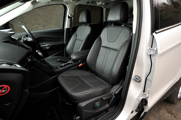 「タイタニアム」のレザーシート。運転席と助手席には10wayの電動調整機構とシートヒーターが備わる。