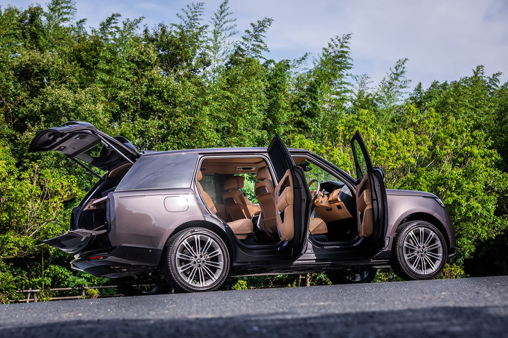 「レンジローバー オートバイオグラフィーP530 LWB」のボディーサイズは全長×全幅×全高＝5265×2005×1870mm、ホイールベースは3195mm。標準ホイールベース仕様車よりも、全長とホイールベースはいずれも200mm長い。