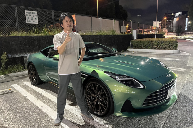 アストンマーティンといえば映画『007』シリーズに登場するボンドカーということで、それっぽいポーズでキメてみた。残念ながら確か「DB11」も「DB12」もいまのところ同作品には登場していないのだが。