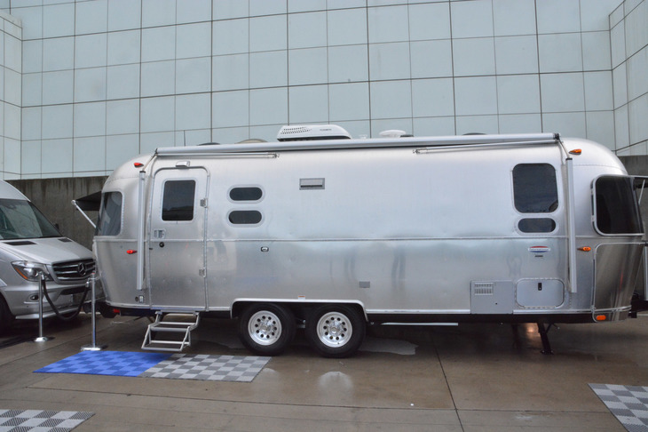 2つある展示ホールをつなぐ連絡通路の、しかも野外にあったキャンピングトレーラー、エアストリームの展示スペース。