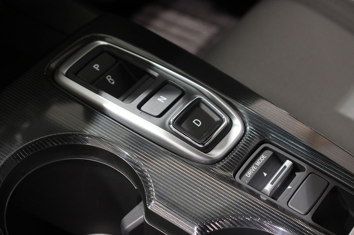 ミツオカM55ファーストエディションe：HEV LX（センターコンソール）