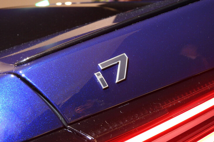 BMW i7 M70 xDrive（「i7」バッジ）