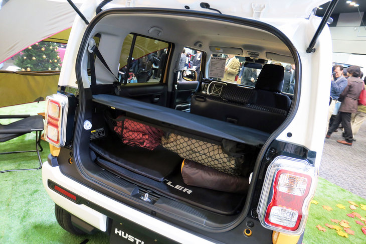 新型「ハスラー」の荷室には、左右6カ所にユーティリティーナットが設けられており、純正アクセサリーとの組み合わせでさまざまなアレンジが可能となっている。レジャーユースを考えている方は、ぜひ用品のチェックもお忘れなく。