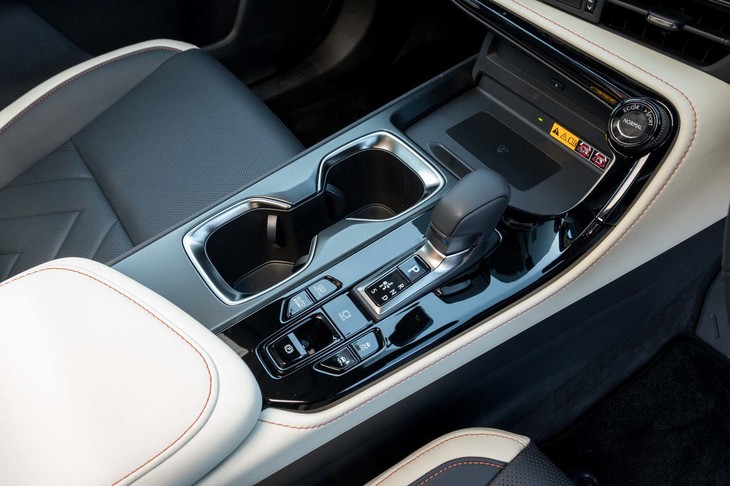 シフトセレクターの後方にはハイブリッド系のモード切り替えスイッチが、前方にはスマートフォンの無接点充電器「おくだけ充電」がレイアウトされる。