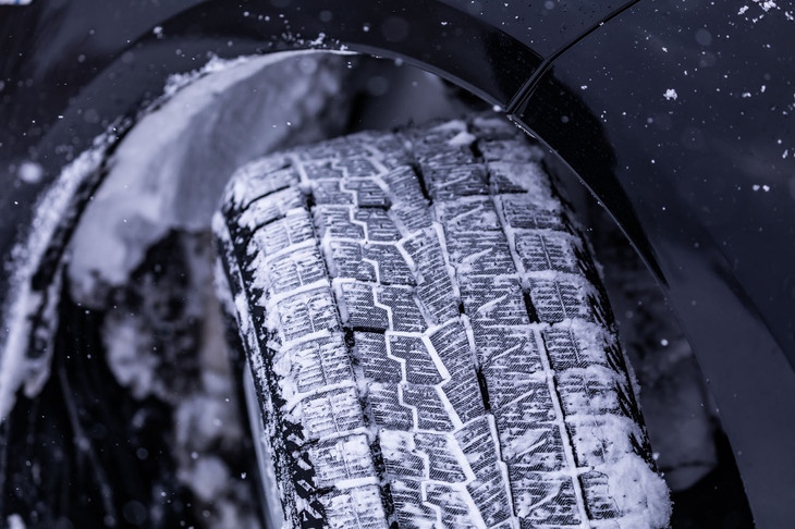 先代「アイスガード6」と同じく左右非対称パターンが継承された「アイスガード7」。氷上で効果を発揮する接地面積の拡大とブロック剛性の向上を実現しながら、溝エッジ量を最適化。氷上性能と雪上性能がいずれも最大のパフォーマンスとなるバランスが追求されている。