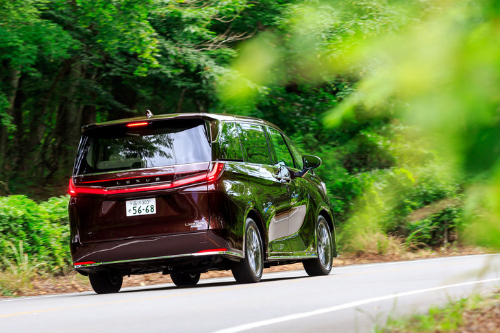 パワートレインは最高出力275PSの2リッター4気筒ターボエンジンを核としたハイブリッド。リアをモーターで駆動する4WDのみの設定で、システム出力は371PSを誇る。