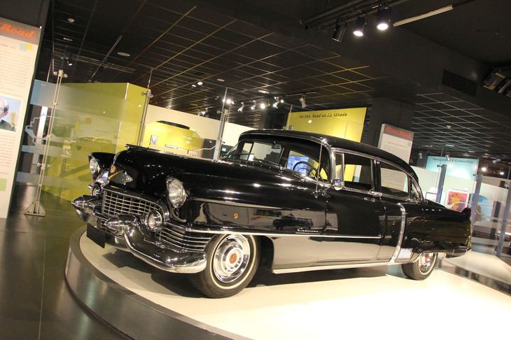 キャデラック車を欧州で目にすることはまれだが、1950～1960年代の、米国が輝いていた時代を象徴するブランドとして人々の脳裏に刻まれている。1954年「フリートウッド シクスティースペシャル」。2017年にトリノ自動車博物館の特別展にて。