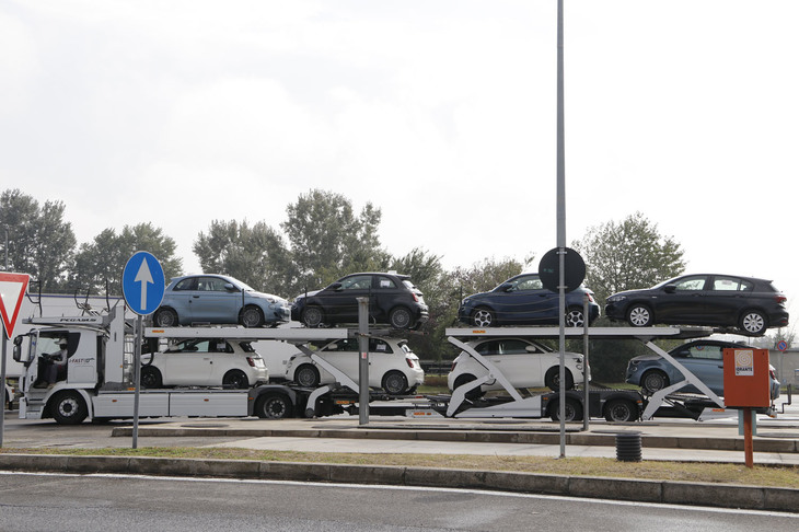 上の積載車にサービスエリアで再び遭遇。上段最後尾はトルコの工場で生産されている「フィアット・ティーポ」。