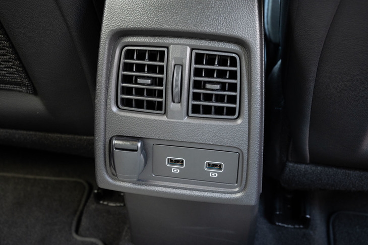 センターコンソールボックスの背面には、後席用のUSBポートとエアコン吹き出し口が備わる。