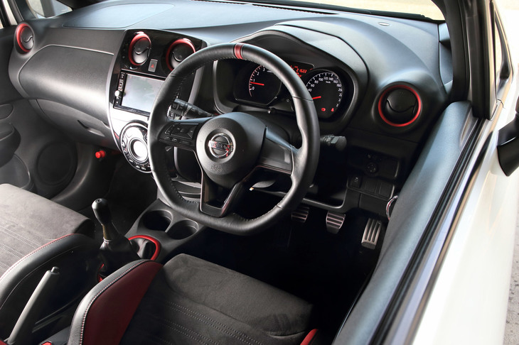 今回試乗した「ノートNISMO S」のインテリア。NISMOでは現在、ステアリングホイールの張り替え施工についても提供を検討中。商品化されれば、一台のクルマを大事にするオーナーにとってありがたいサービスとなることだろう。