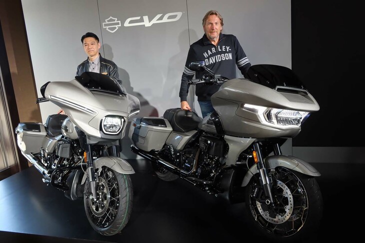 フォトセッションに臨むハーレーダビッドソンCEOのヨッヘン・ツァイツ氏（写真右）と、ハーレーダビッドソン ジャパン代表取締役の野田一夫氏（同左）。日ごろ「ミルウォーキーエイト117」エンジン搭載車に乗る野田氏は、「ミルウォーキーエイトVVT121」エンジンを採用した新型車に試乗し、その力強さと加減速時のリニアリティーに感銘を受けたという。