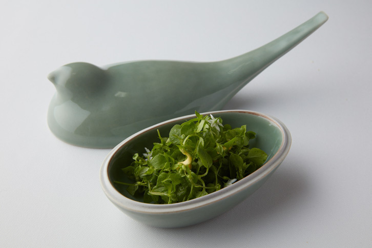 「クエセビーチェ」。器は鳩の形をイメージした鳥型蓋物。