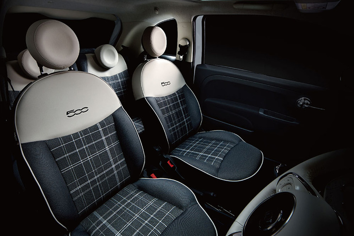 写真は2016年1月に導入が開始されたマイナーチェンジモデルのインテリア。ステアリングホイールのデザイン変更や5インチのタッチスクリーン式オーディオの採用、グローブボックスの追加など、多岐にわたる変更が行われた。