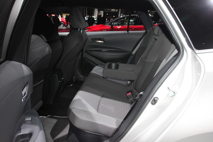 トヨタ・カローラ ツーリングスポーツ（リアシート）