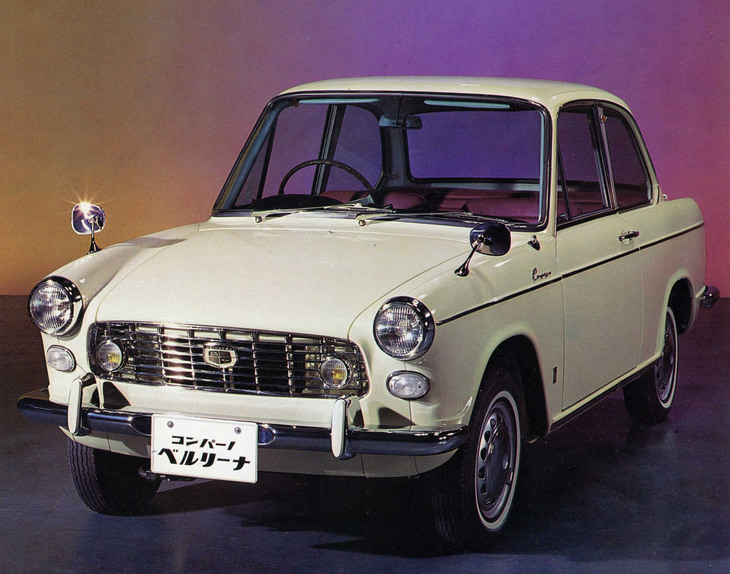 1963年11月に発売された「コンパーノ ベルリーナ デラックス」。ヴィニャーレのオリジナルだったバン／ワゴンをダイハツが2ドアセダンにアレンジした、ダイハツ初となる本格的な量産乗用車だった。