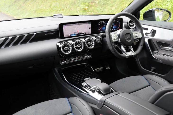 インテリアデザインはベースとなった「Aクラス」と基本的に同一。「エディション1」には360°カメラシステムやヘッドアップディスプレイ、アドバンスドサウンドシステム、「AMGアドバンスドパッケージ」「ナビゲーションパッケージ」などが標準装備されている。