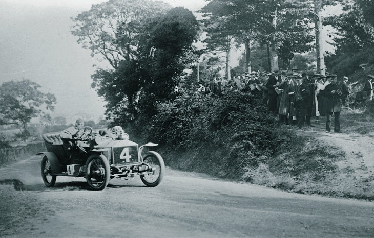 ロールズは完成したモデルで積極的にモータースポーツに参戦。好成績を残してロールス・ロイスの名声を高めた。写真は1906年のマン島ツーリストトロフィーの様子。