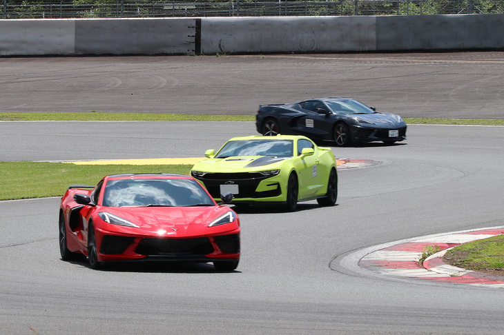 同イベントの魅力のひとつが、愛車で富士スピードウェイのレーシングコースを走れること。プログラムは気軽なサーキット走行体験となる「エンジョイ走行」と、スポーツ走行を楽しむ「アクティブコース」の2種類で、プロドライバーによる先導車両が複数台導入されるなど、安全に配慮しながらも誰もがスムーズなサーキット走行を楽しめる内容となっていた。