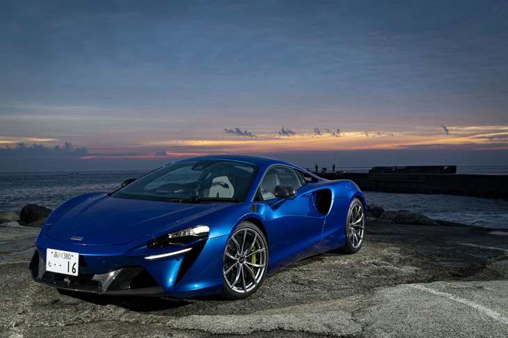 2021年2月にグローバルデビューしたマクラーレンの新型ハイブリッドスポーツ「アルトゥーラ」。日本では同年4月に導入が発表された。ハンドル位置は左右いずれからも選べ、現在の車両本体価格は3070万円。