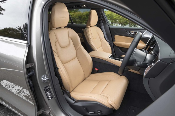 パーフォレーテッド（穴あけ）加工が施されたナッパレザーシートが標準装備となる。ヒーターとベンチレーション、マッサージ機能も備わる。