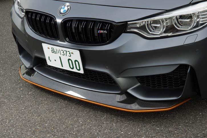 アシッドオレンジに塗装されたフロントスプリッターは、写真の状態から50mmほど前にせり出すことができる。