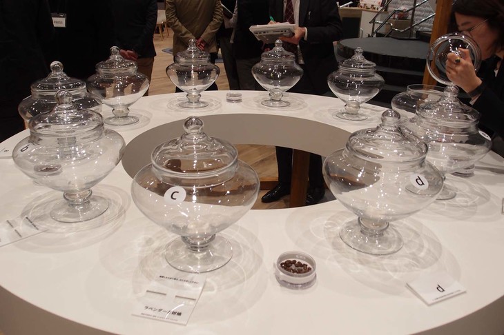 こちらは嗅覚のコーナー。ガラス容器に封じ込められた10種類の香りをかいで、ここちよく感じられたものを選択する。