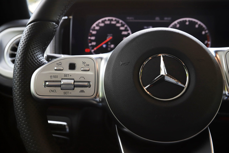充実した運転支援システムも現行型「Gクラス」の特徴。操舵支援機能付きのアダプティブクルーズコントロールや、縦列駐車、並列駐車の双方に対応したパーキングアシストなどの機能が搭載される。